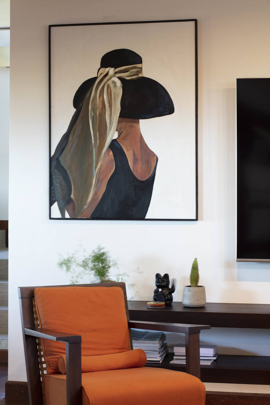 La diseñadora Rebeca Bolado, socia de la marca Apparentia, remata su trabajo como creativa de moda y complementos en la casa que comparte con su pareja, Ángel Lorenzo.