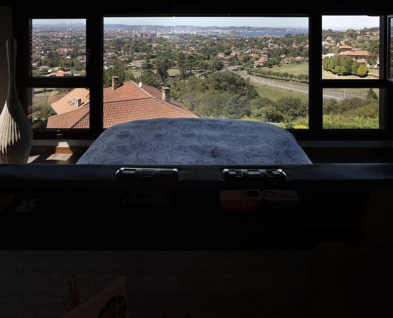 La diseñadora Rebeca Bolado, socia de la marca Apparentia, remata su trabajo como creativa de moda y complementos en la casa que comparte con su pareja, Ángel Lorenzo.