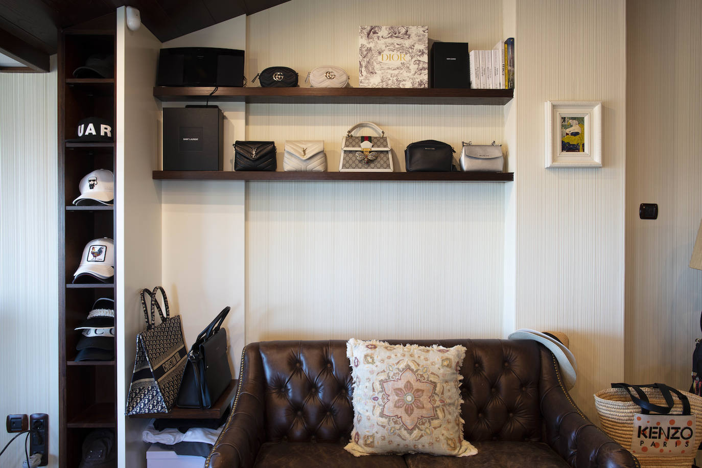 La diseñadora Rebeca Bolado, socia de la marca Apparentia, remata su trabajo como creativa de moda y complementos en la casa que comparte con su pareja, Ángel Lorenzo.