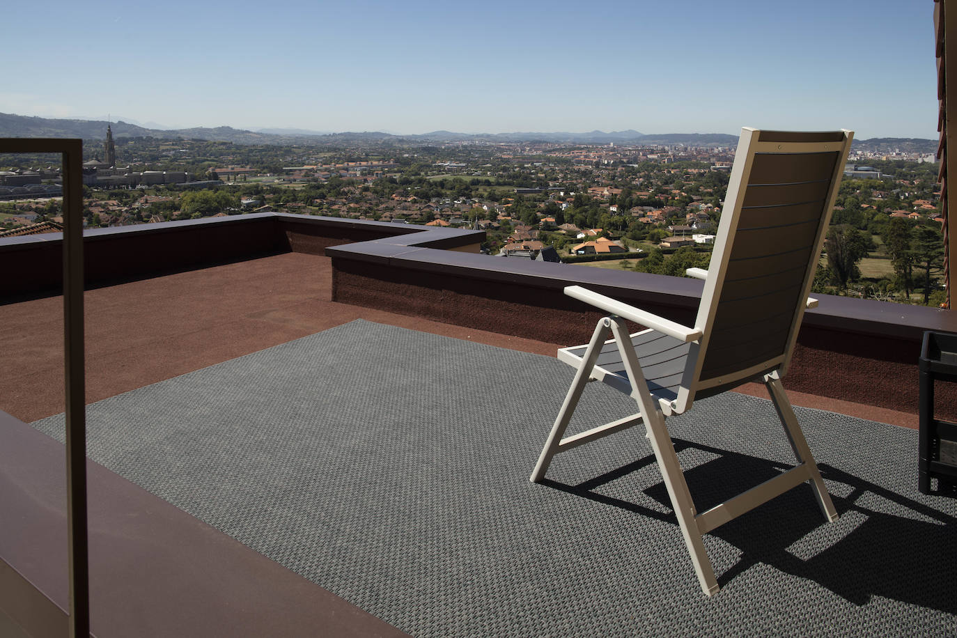 La diseñadora Rebeca Bolado, socia de la marca Apparentia, remata su trabajo como creativa de moda y complementos en la casa que comparte con su pareja, Ángel Lorenzo.