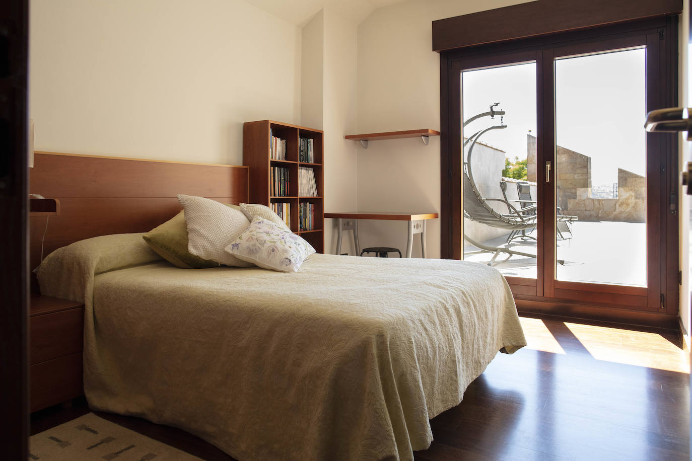 La diseñadora Rebeca Bolado, socia de la marca Apparentia, remata su trabajo como creativa de moda y complementos en la casa que comparte con su pareja, Ángel Lorenzo.