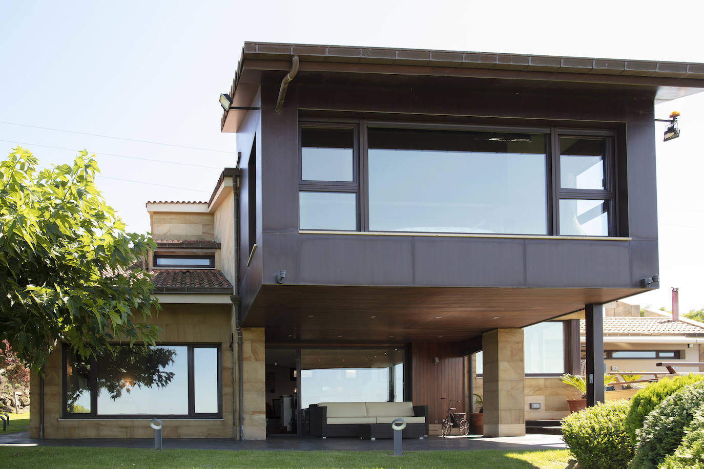 La diseñadora Rebeca Bolado, socia de la marca Apparentia, remata su trabajo como creativa de moda y complementos en la casa que comparte con su pareja, Ángel Lorenzo.