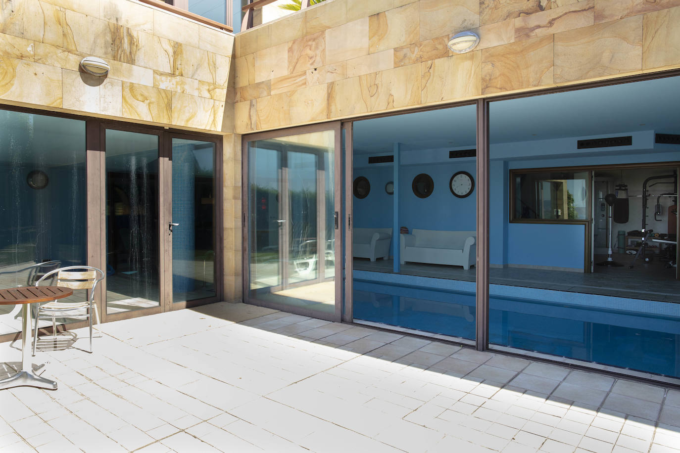 La diseñadora Rebeca Bolado, socia de la marca Apparentia, remata su trabajo como creativa de moda y complementos en la casa que comparte con su pareja, Ángel Lorenzo.