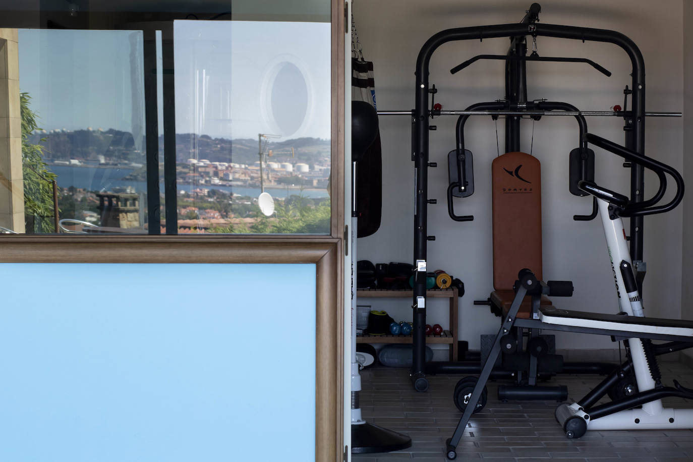 La diseñadora Rebeca Bolado, socia de la marca Apparentia, remata su trabajo como creativa de moda y complementos en la casa que comparte con su pareja, Ángel Lorenzo.