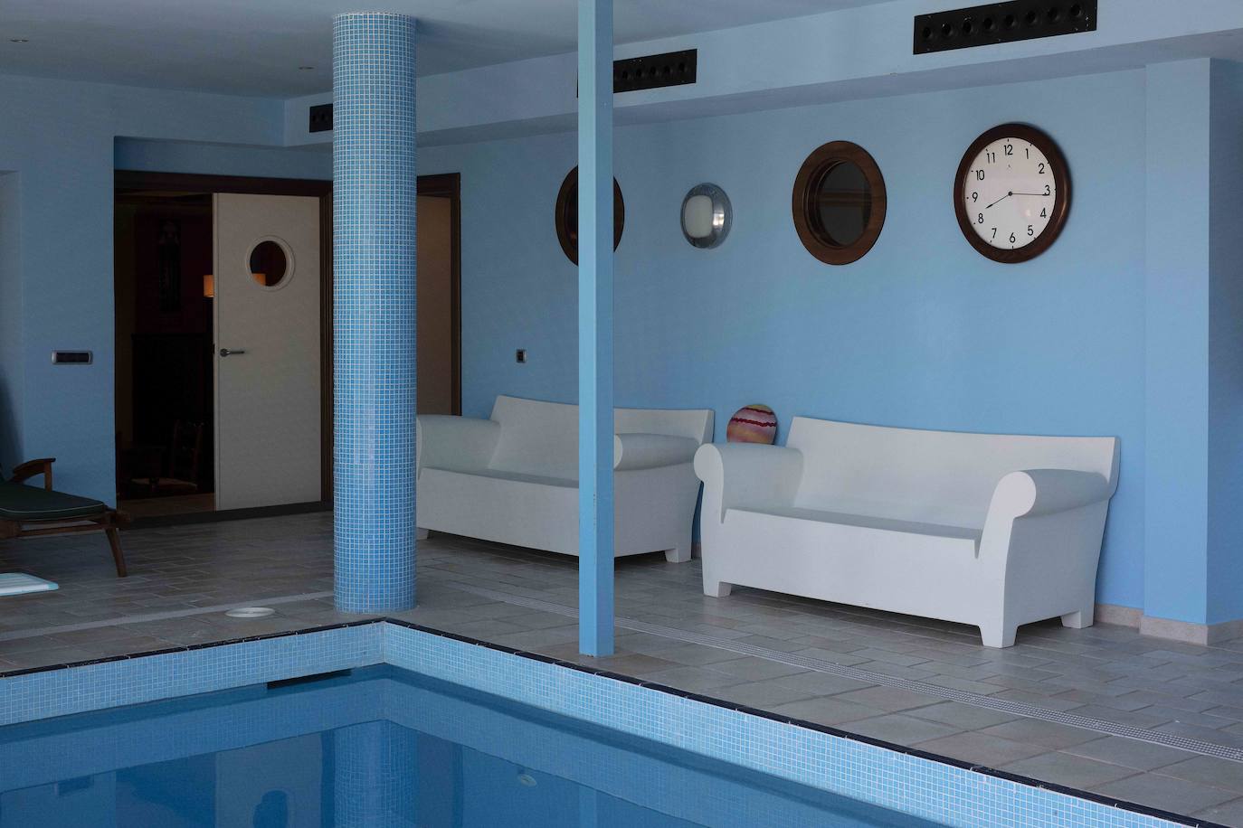 La diseñadora Rebeca Bolado, socia de la marca Apparentia, remata su trabajo como creativa de moda y complementos en la casa que comparte con su pareja, Ángel Lorenzo.