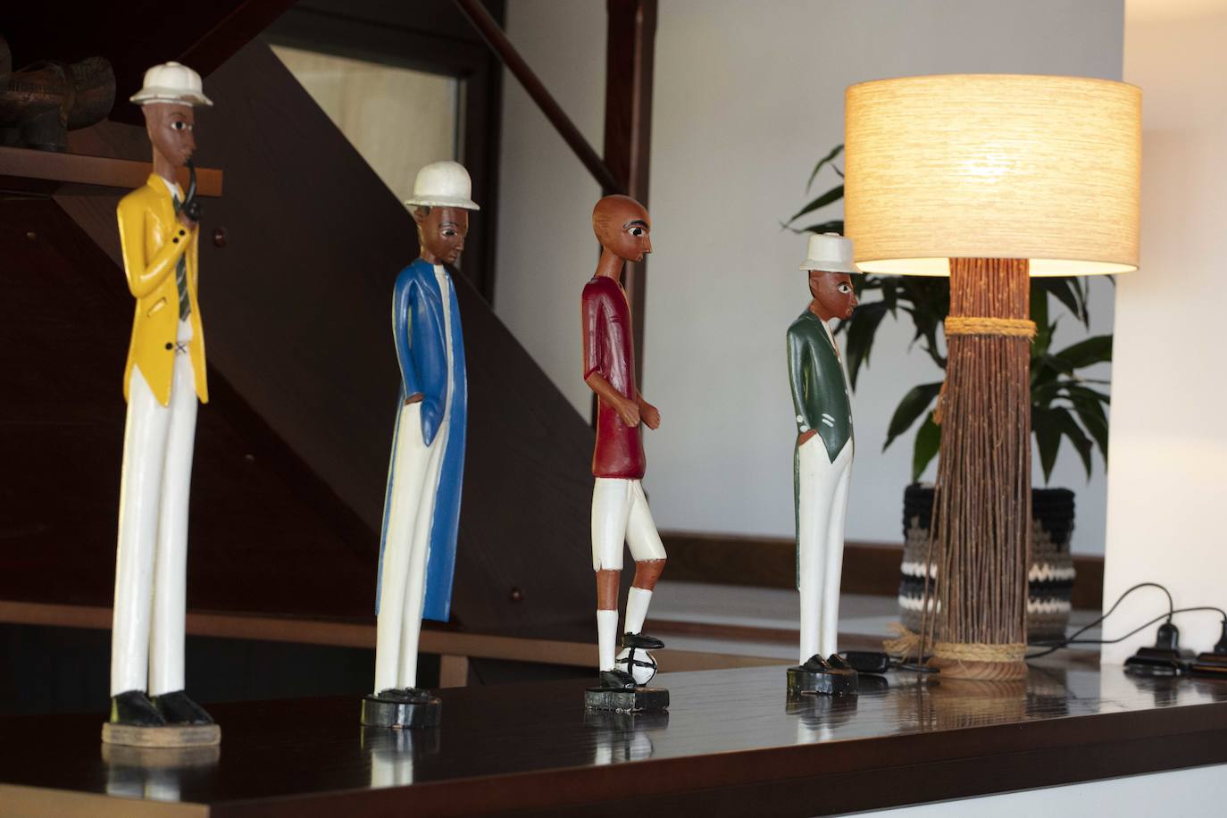 La diseñadora Rebeca Bolado, socia de la marca Apparentia, remata su trabajo como creativa de moda y complementos en la casa que comparte con su pareja, Ángel Lorenzo.