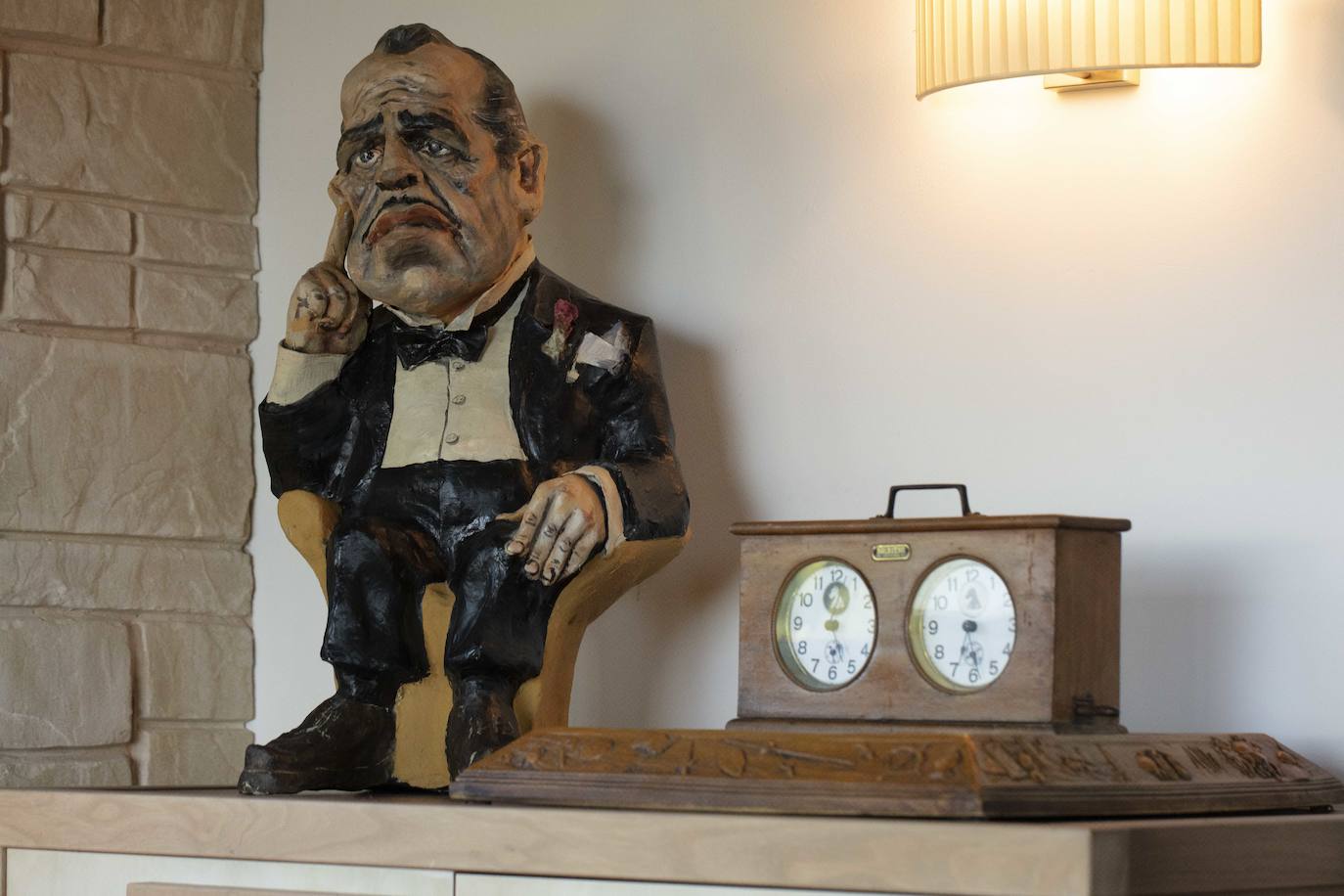 La diseñadora Rebeca Bolado, socia de la marca Apparentia, remata su trabajo como creativa de moda y complementos en la casa que comparte con su pareja, Ángel Lorenzo.