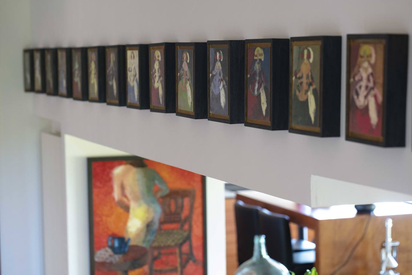 La diseñadora Rebeca Bolado, socia de la marca Apparentia, remata su trabajo como creativa de moda y complementos en la casa que comparte con su pareja, Ángel Lorenzo.