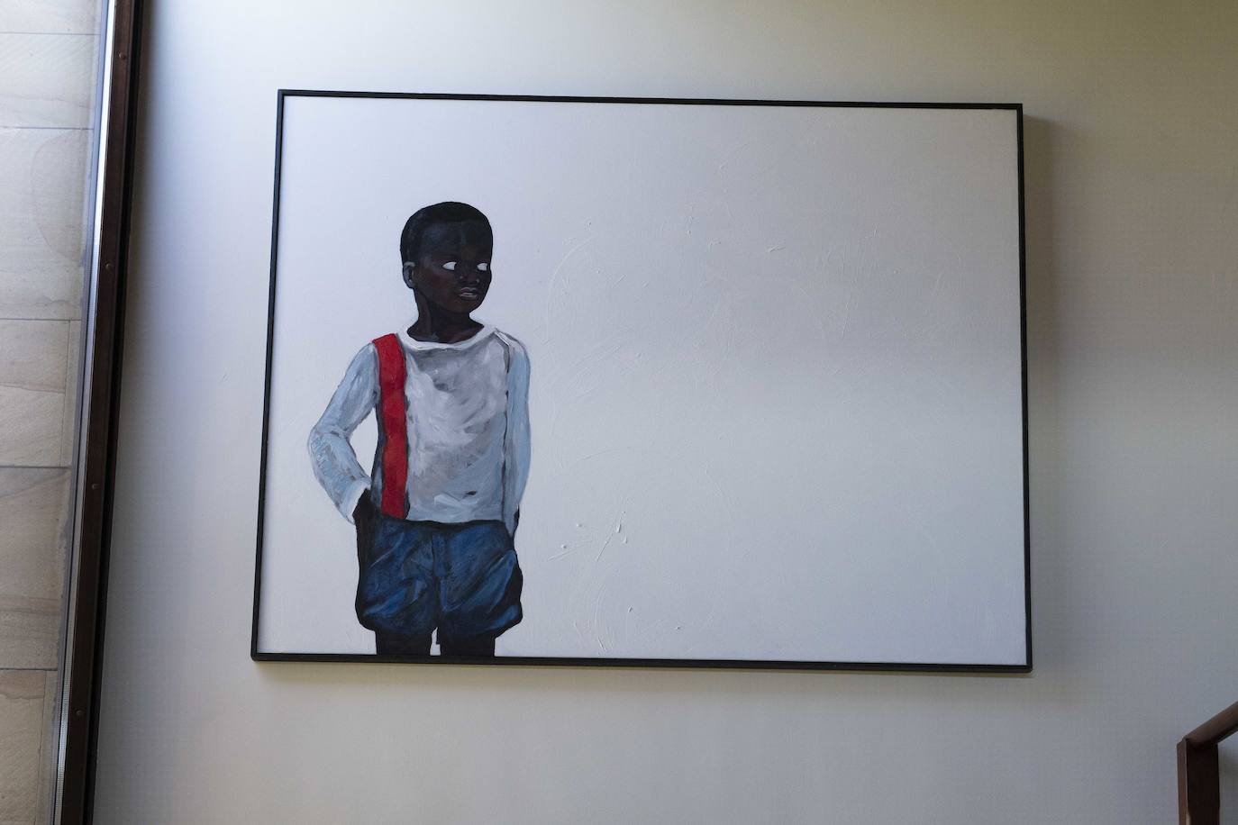 La diseñadora Rebeca Bolado, socia de la marca Apparentia, remata su trabajo como creativa de moda y complementos en la casa que comparte con su pareja, Ángel Lorenzo.