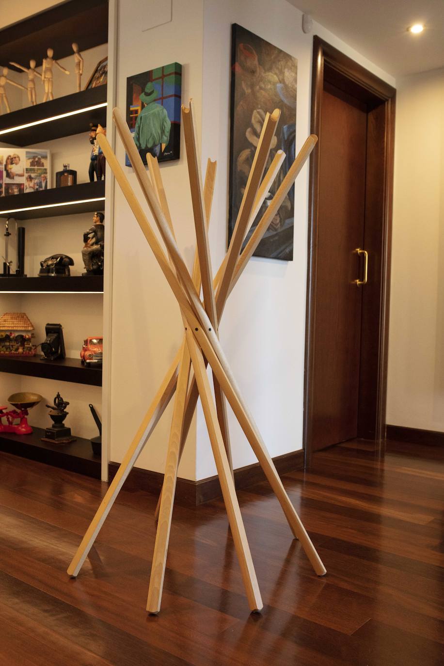 La diseñadora Rebeca Bolado, socia de la marca Apparentia, remata su trabajo como creativa de moda y complementos en la casa que comparte con su pareja, Ángel Lorenzo.