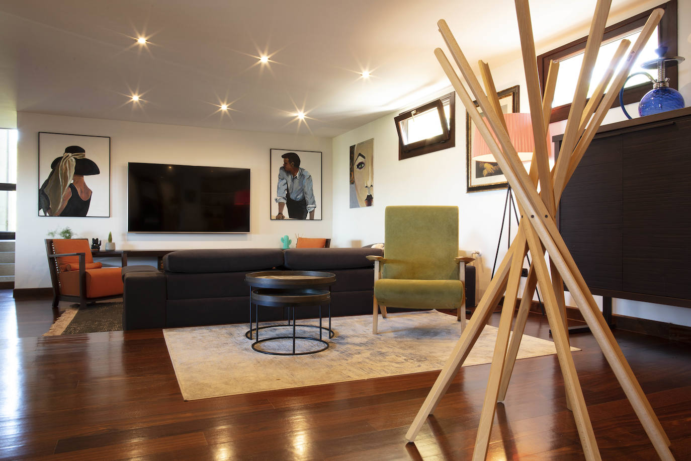 La diseñadora Rebeca Bolado, socia de la marca Apparentia, remata su trabajo como creativa de moda y complementos en la casa que comparte con su pareja, Ángel Lorenzo.