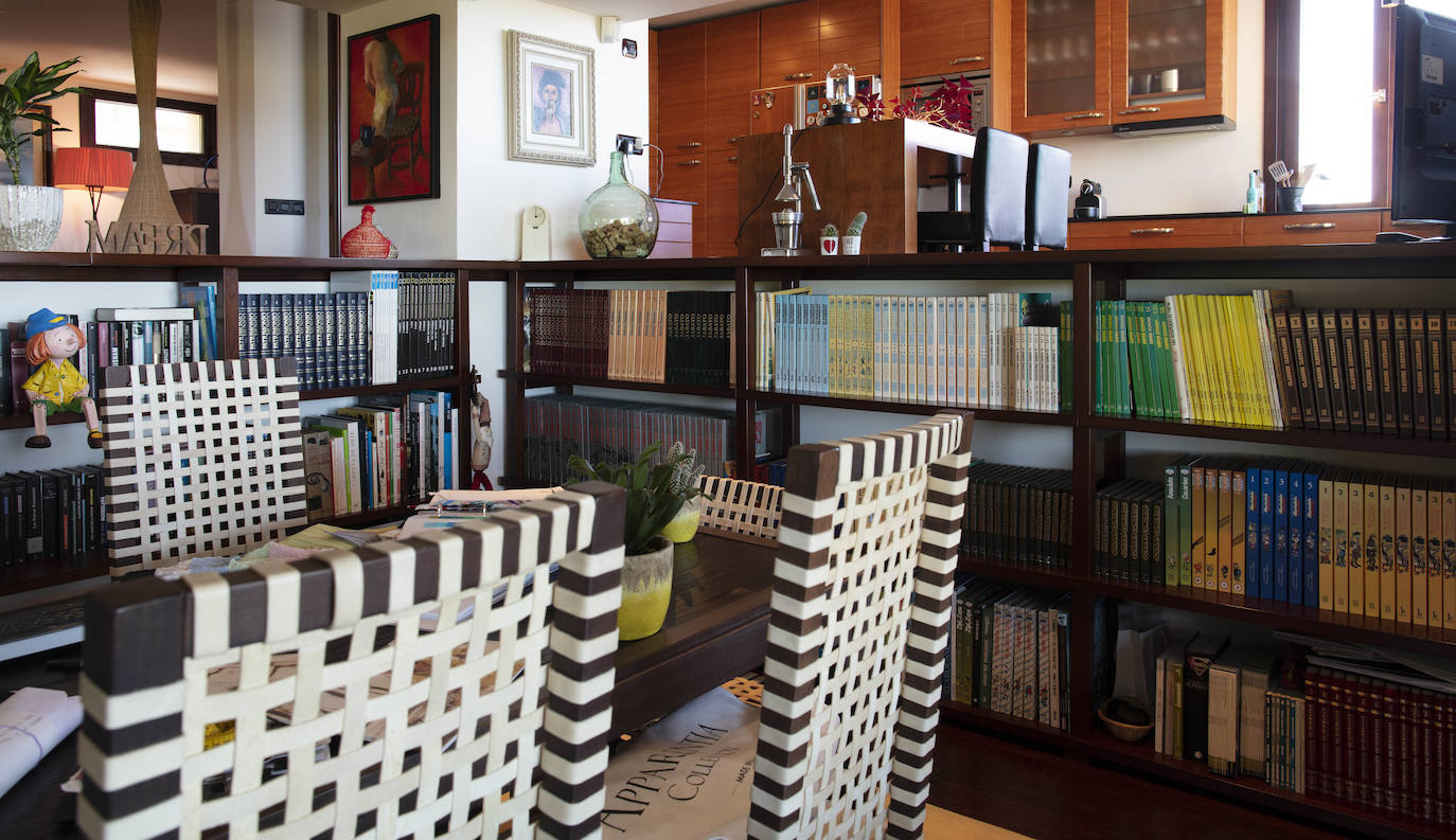 La diseñadora Rebeca Bolado, socia de la marca Apparentia, remata su trabajo como creativa de moda y complementos en la casa que comparte con su pareja, Ángel Lorenzo.