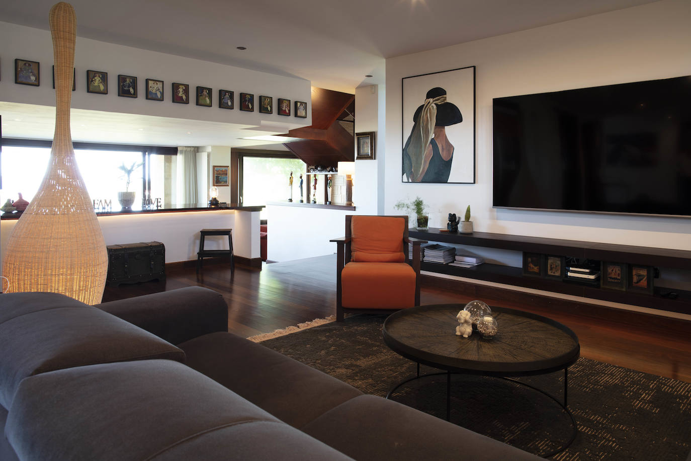 La diseñadora Rebeca Bolado, socia de la marca Apparentia, remata su trabajo como creativa de moda y complementos en la casa que comparte con su pareja, Ángel Lorenzo.