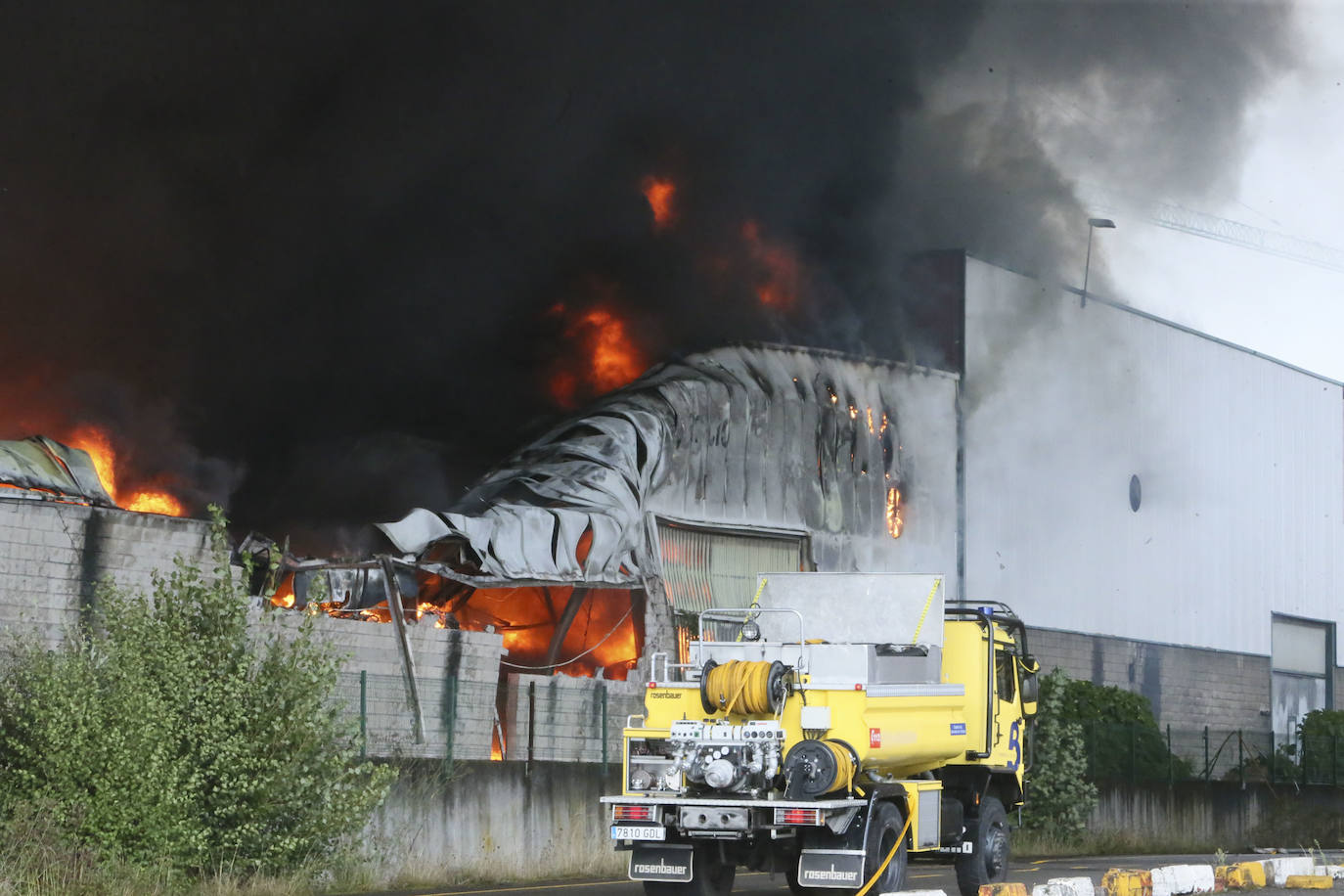 Hasta el lugar de los hechos se desplazaron varias patrullas de bomberos