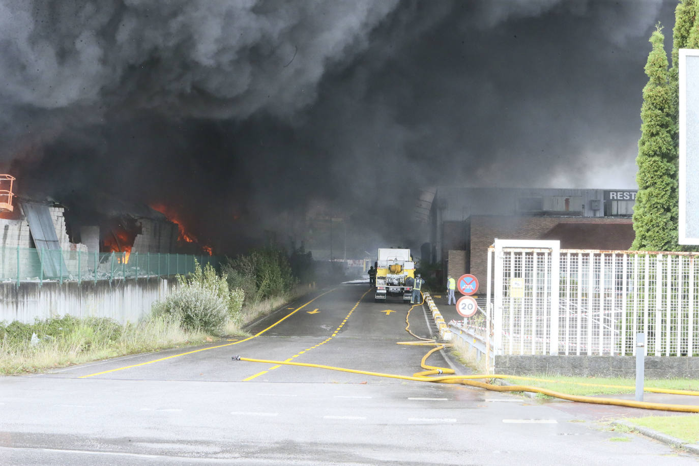 Hasta el lugar de los hechos se desplazaron varias patrullas de bomberos