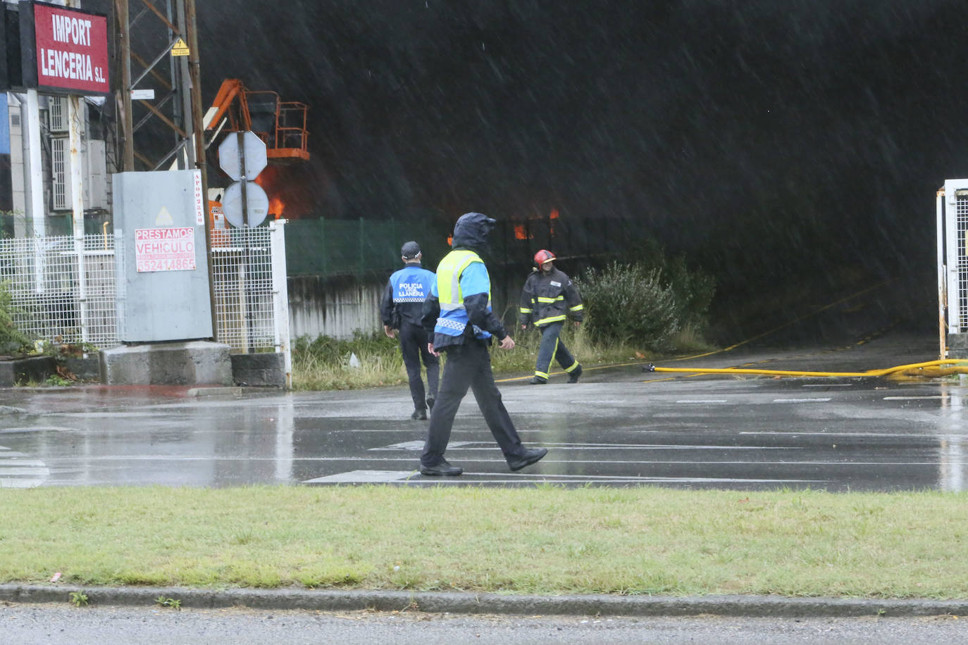 Hasta el lugar de los hechos se desplazaron varias patrullas de bomberos