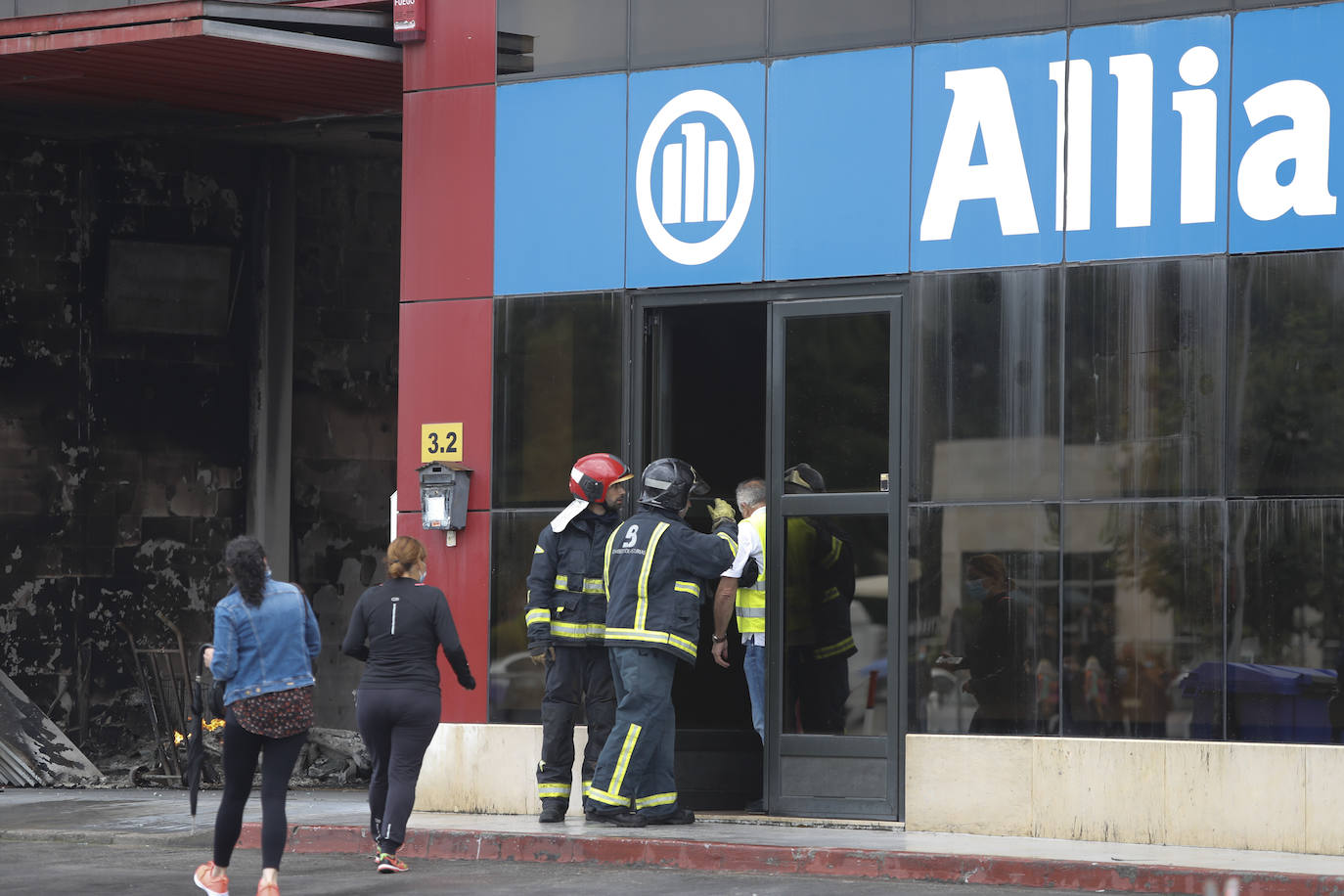 Hasta el lugar de los hechos se desplazaron varias patrullas de bomberos