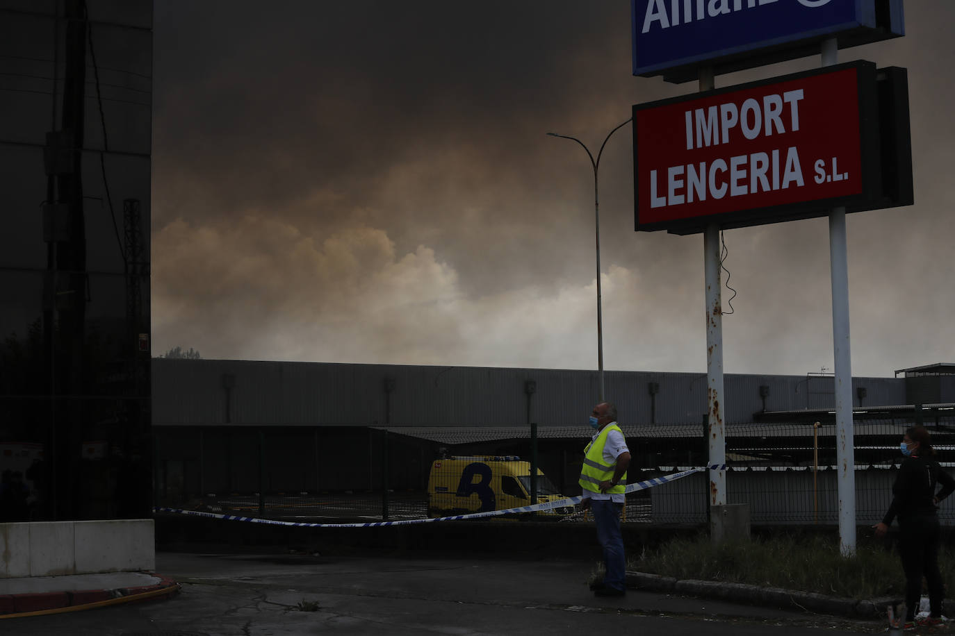 Hasta el lugar de los hechos se desplazaron varias patrullas de bomberos