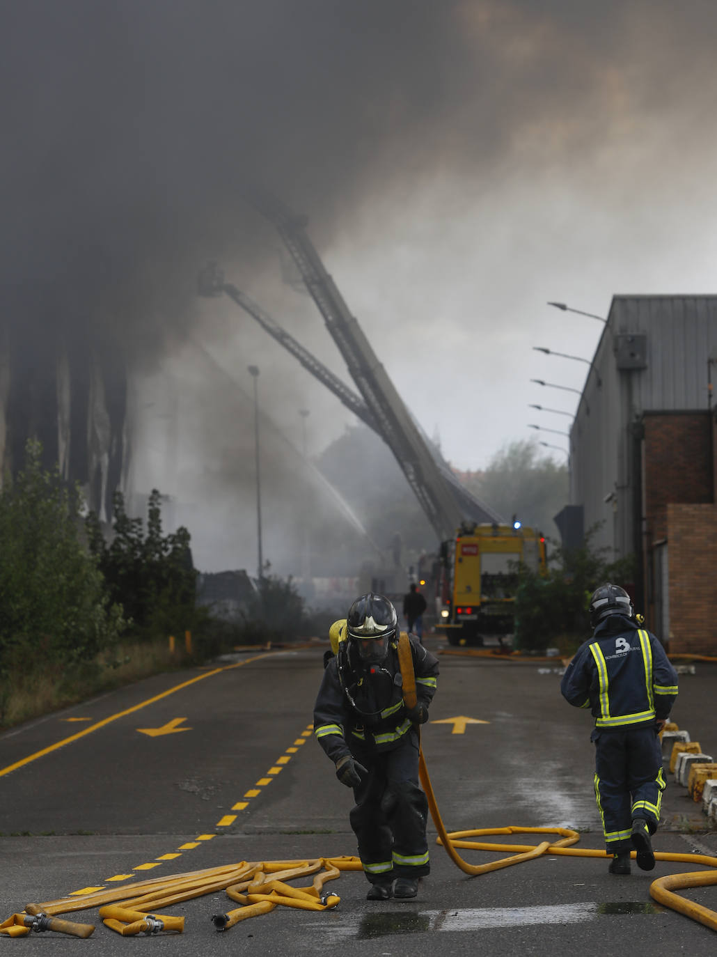 Hasta el lugar de los hechos se desplazaron varias patrullas de bomberos