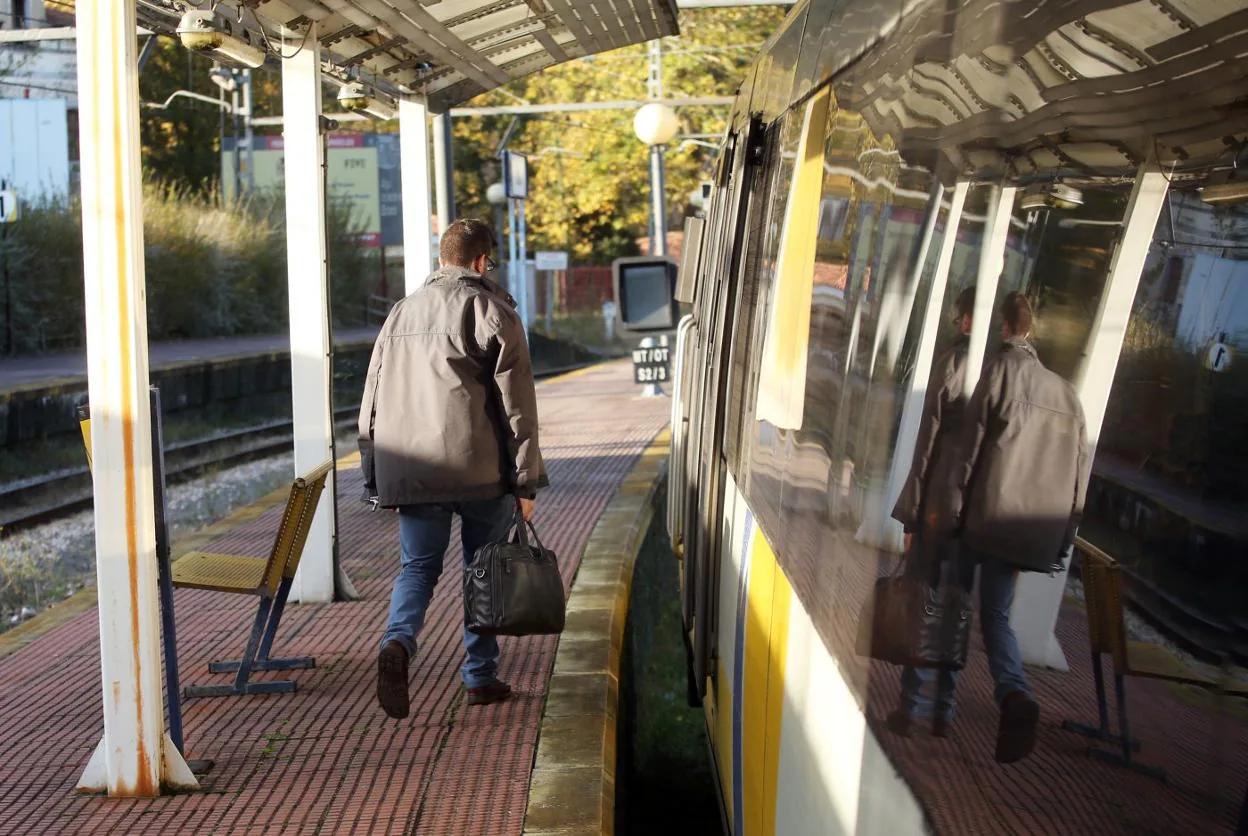 Un usuario se dispone a utilizar la línea de cercanías Oviedo-San Esteban de Pravia. 