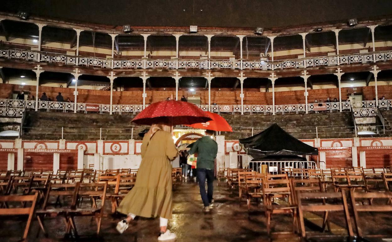 El público que había asistido puntual al concierto abandona el Bibio, tras la suspensión. arnaldo garcía