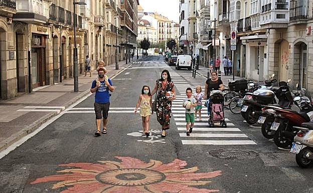 Vitoria. Dibujos sobre la calzada de la calle San Antonio. r. g.