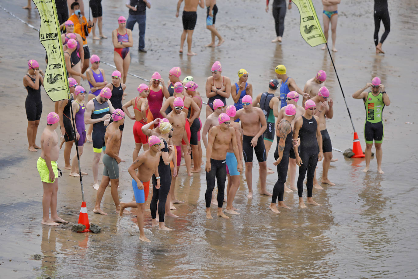 La playa de Poniente fue en la mañana de este domingo escenario del Biatlón Ciudad de Gijón, regional de la especialidad, y la Travesia a nado Playa de Poniente.