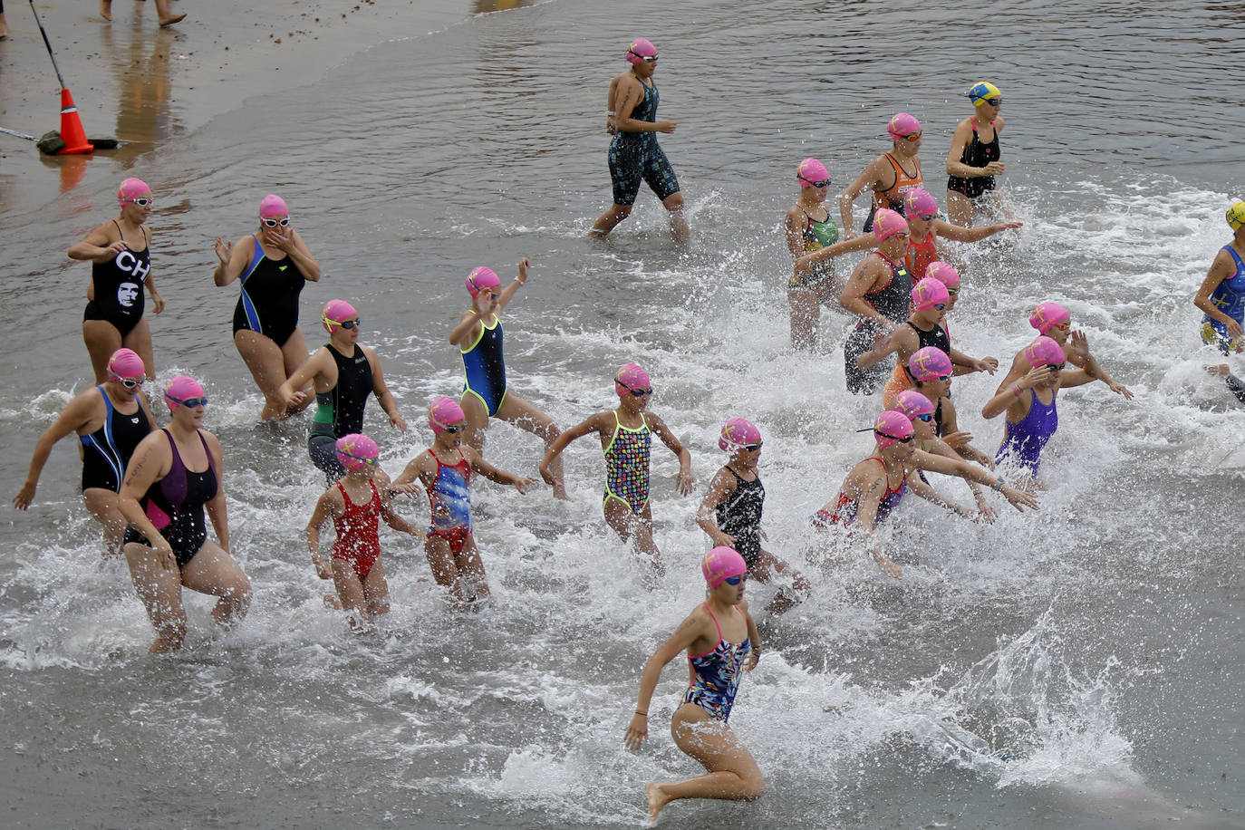 La playa de Poniente fue en la mañana de este domingo escenario del Biatlón Ciudad de Gijón, regional de la especialidad, y la Travesia a nado Playa de Poniente.