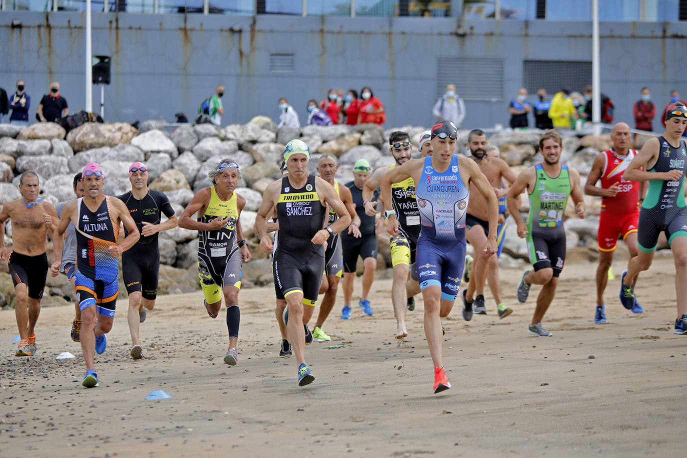 La playa de Poniente fue en la mañana de este domingo escenario del Biatlón Ciudad de Gijón, regional de la especialidad, y la Travesia a nado Playa de Poniente.