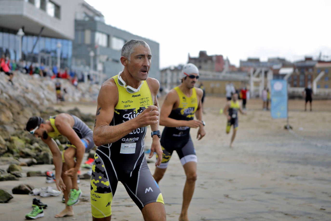 La playa de Poniente fue en la mañana de este domingo escenario del Biatlón Ciudad de Gijón, regional de la especialidad, y la Travesia a nado Playa de Poniente.