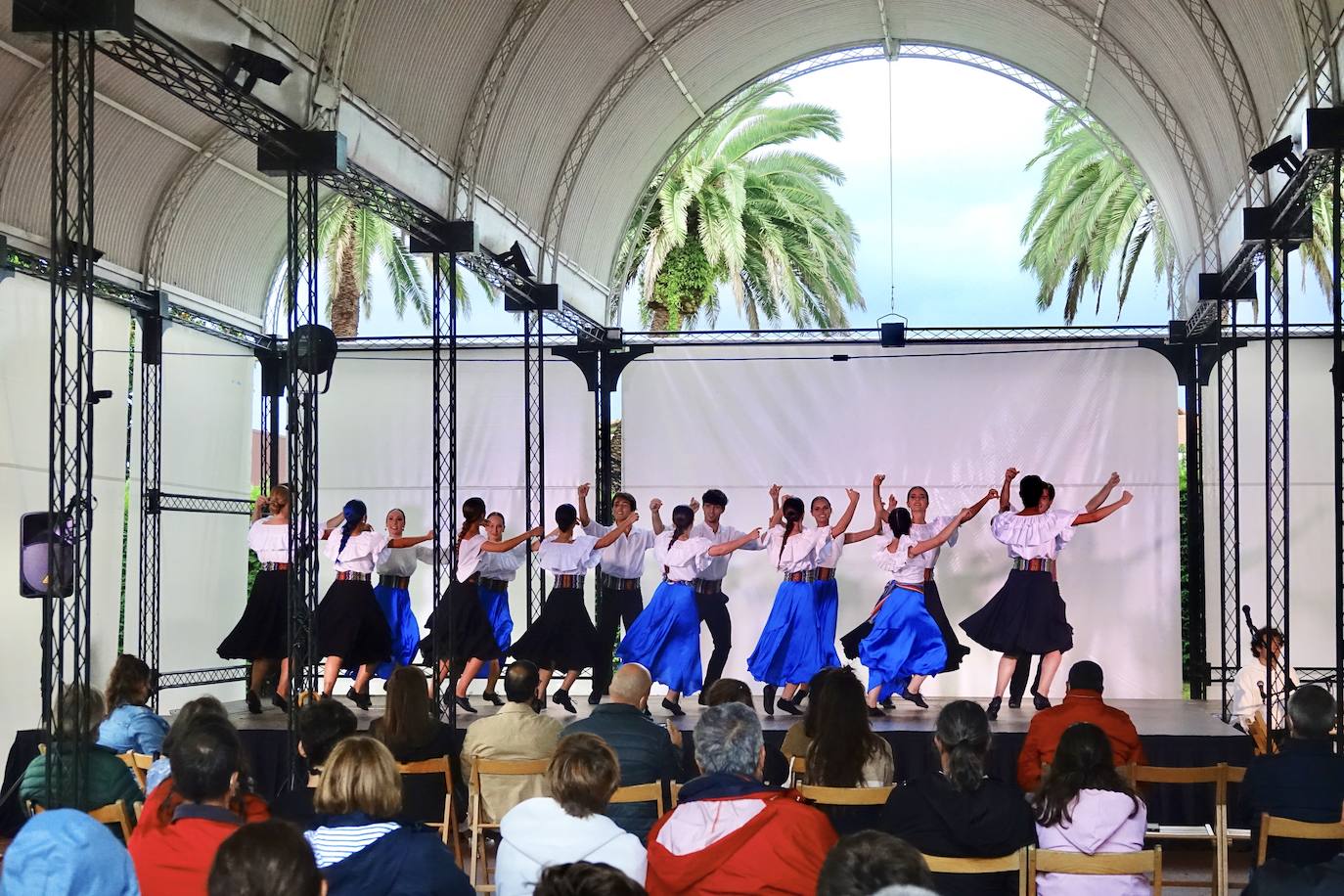 Arte en estado puro para viajar a cientos de kilómetros y olvidar por un rato los tiempos difíciles que vivimos. Fue lo que ayer por la tarde ofrecieron la treintena de jóvenes bailarines que participaron en el VIEncuentro con los Maestros, capitaneados por el incombustible Antonio Canales.