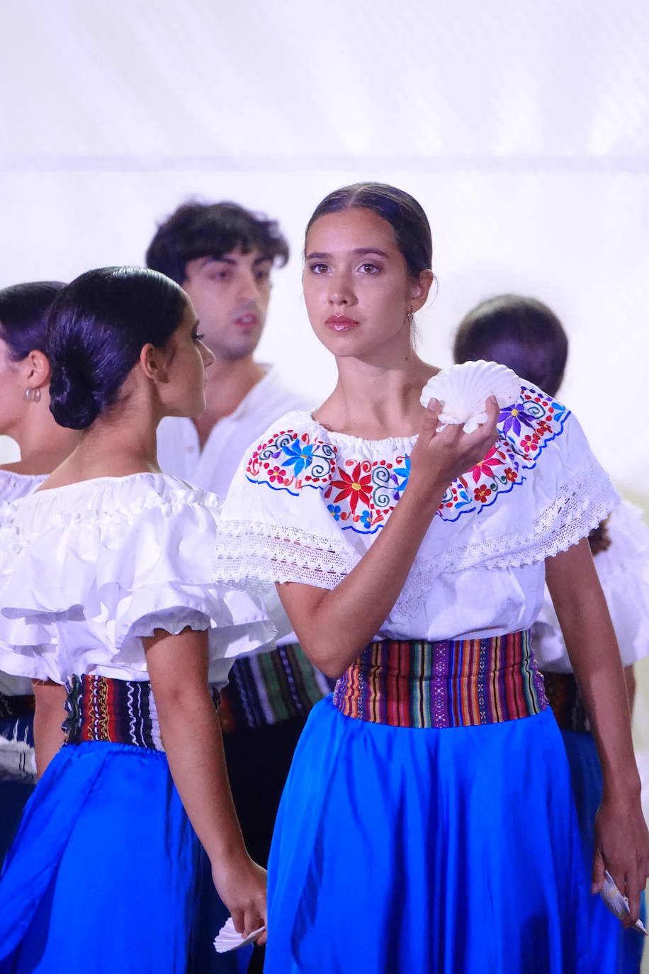 Arte en estado puro para viajar a cientos de kilómetros y olvidar por un rato los tiempos difíciles que vivimos. Fue lo que ayer por la tarde ofrecieron la treintena de jóvenes bailarines que participaron en el VIEncuentro con los Maestros, capitaneados por el incombustible Antonio Canales.