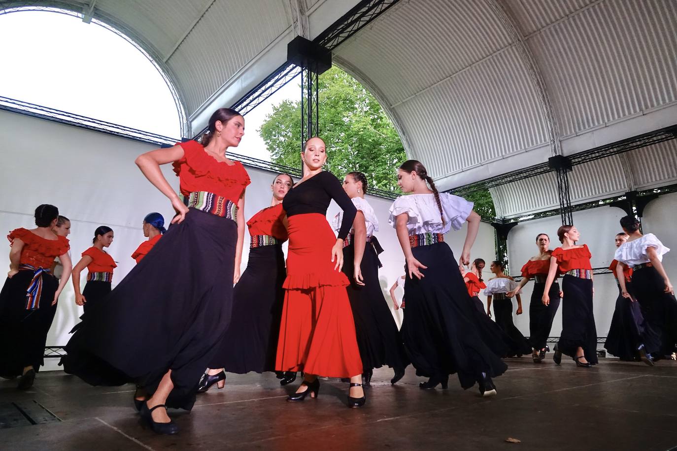 Arte en estado puro para viajar a cientos de kilómetros y olvidar por un rato los tiempos difíciles que vivimos. Fue lo que ayer por la tarde ofrecieron la treintena de jóvenes bailarines que participaron en el VIEncuentro con los Maestros, capitaneados por el incombustible Antonio Canales.