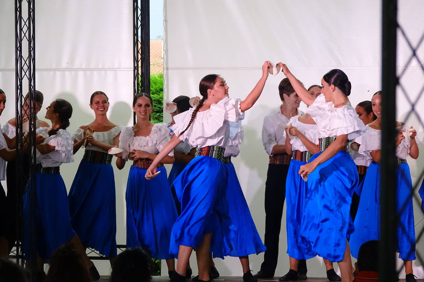 Arte en estado puro para viajar a cientos de kilómetros y olvidar por un rato los tiempos difíciles que vivimos. Fue lo que ayer por la tarde ofrecieron la treintena de jóvenes bailarines que participaron en el VIEncuentro con los Maestros, capitaneados por el incombustible Antonio Canales.