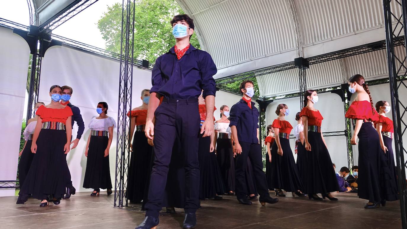 Arte en estado puro para viajar a cientos de kilómetros y olvidar por un rato los tiempos difíciles que vivimos. Fue lo que ayer por la tarde ofrecieron la treintena de jóvenes bailarines que participaron en el VIEncuentro con los Maestros, capitaneados por el incombustible Antonio Canales.