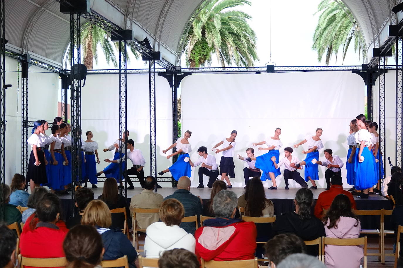 Arte en estado puro para viajar a cientos de kilómetros y olvidar por un rato los tiempos difíciles que vivimos. Fue lo que ayer por la tarde ofrecieron la treintena de jóvenes bailarines que participaron en el VIEncuentro con los Maestros, capitaneados por el incombustible Antonio Canales.