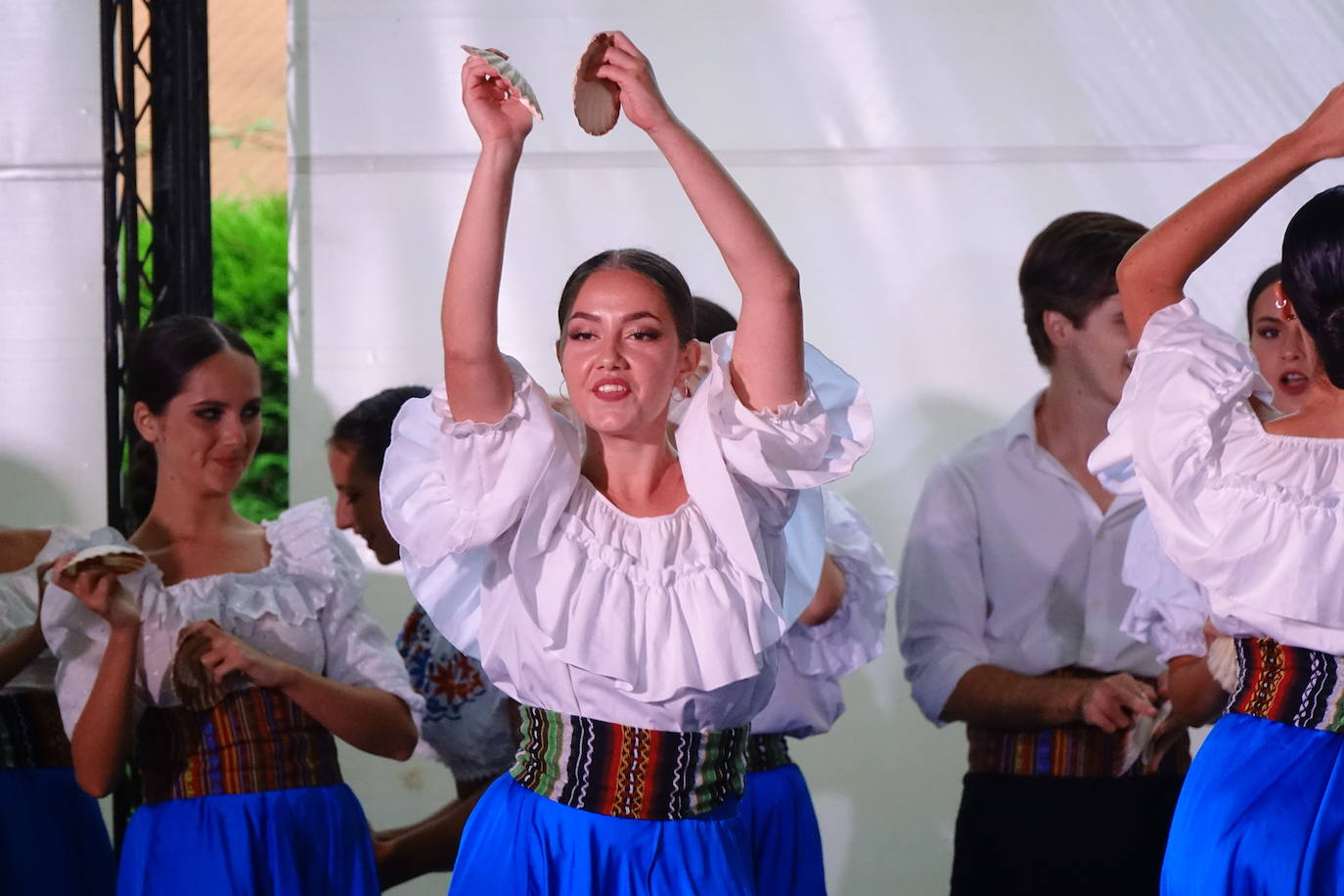 Arte en estado puro para viajar a cientos de kilómetros y olvidar por un rato los tiempos difíciles que vivimos. Fue lo que ayer por la tarde ofrecieron la treintena de jóvenes bailarines que participaron en el VIEncuentro con los Maestros, capitaneados por el incombustible Antonio Canales.