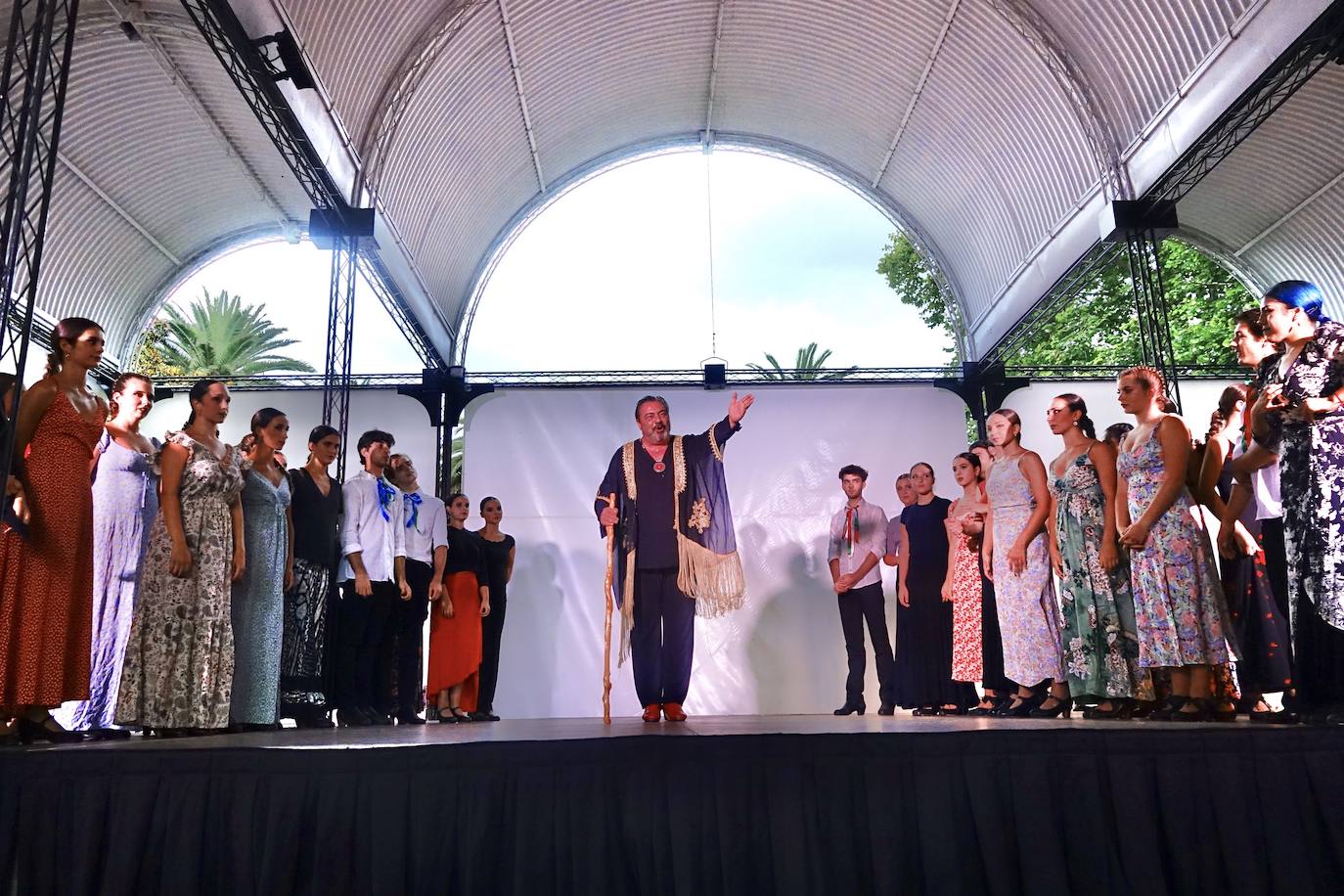 Arte en estado puro para viajar a cientos de kilómetros y olvidar por un rato los tiempos difíciles que vivimos. Fue lo que ayer por la tarde ofrecieron la treintena de jóvenes bailarines que participaron en el VIEncuentro con los Maestros, capitaneados por el incombustible Antonio Canales.