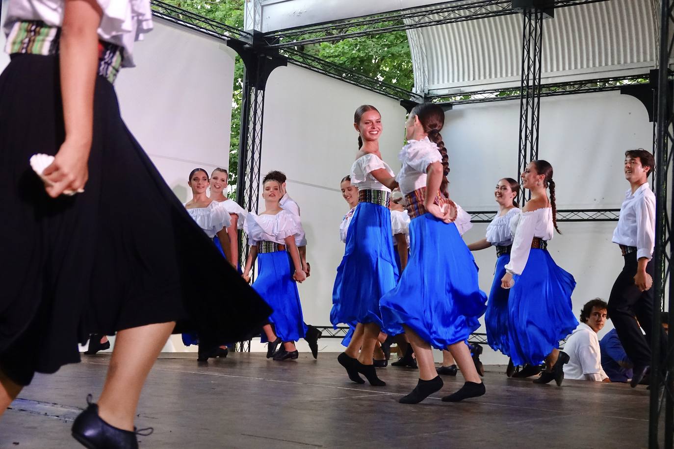 Arte en estado puro para viajar a cientos de kilómetros y olvidar por un rato los tiempos difíciles que vivimos. Fue lo que ayer por la tarde ofrecieron la treintena de jóvenes bailarines que participaron en el VIEncuentro con los Maestros, capitaneados por el incombustible Antonio Canales.