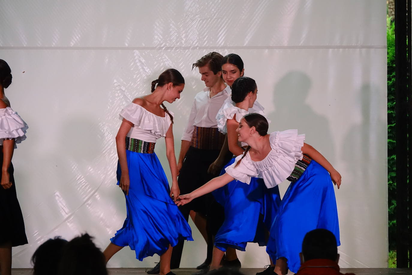 Arte en estado puro para viajar a cientos de kilómetros y olvidar por un rato los tiempos difíciles que vivimos. Fue lo que ayer por la tarde ofrecieron la treintena de jóvenes bailarines que participaron en el VIEncuentro con los Maestros, capitaneados por el incombustible Antonio Canales.