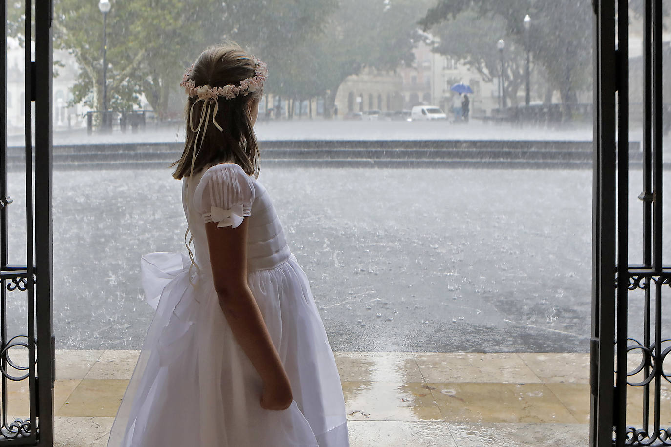 Una tromba de agua sorprendió a cuantos disfrutaban del domingo por Gijón