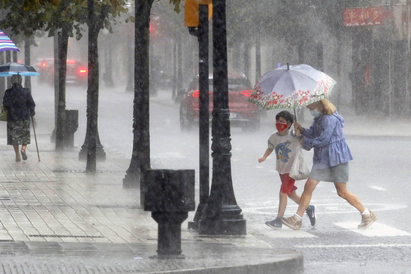 Una tromba de agua sorprendió a cuantos disfrutaban del domingo por Gijón