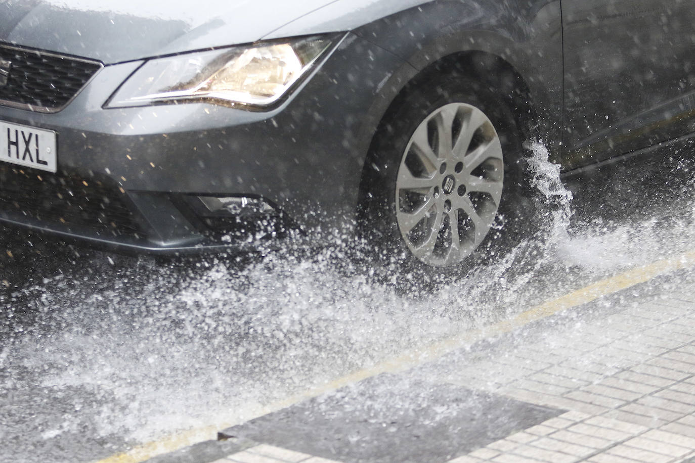 Una tromba de agua sorprendió a cuantos disfrutaban del domingo por Gijón