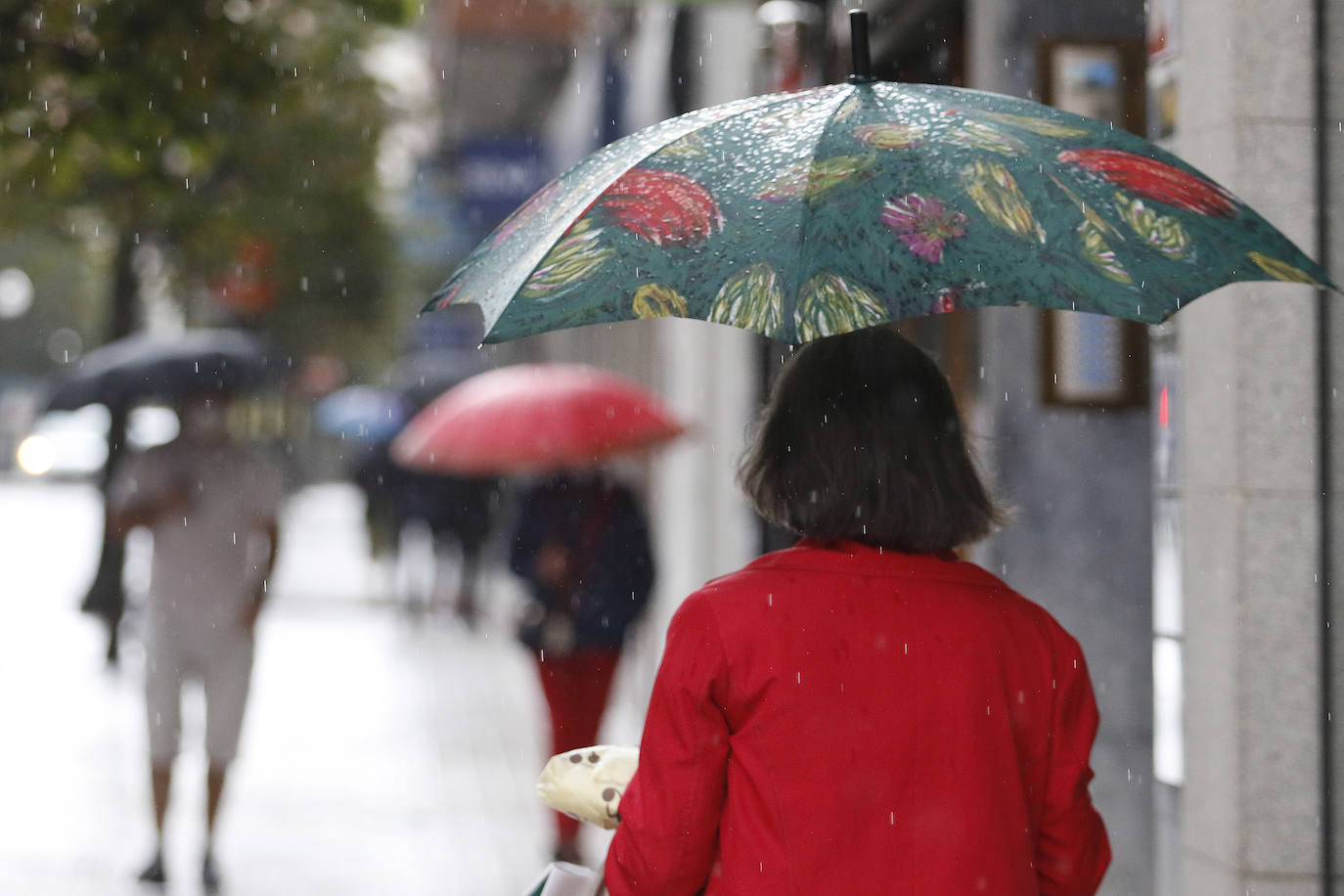 Una tromba de agua sorprendió a cuantos disfrutaban del domingo por Gijón