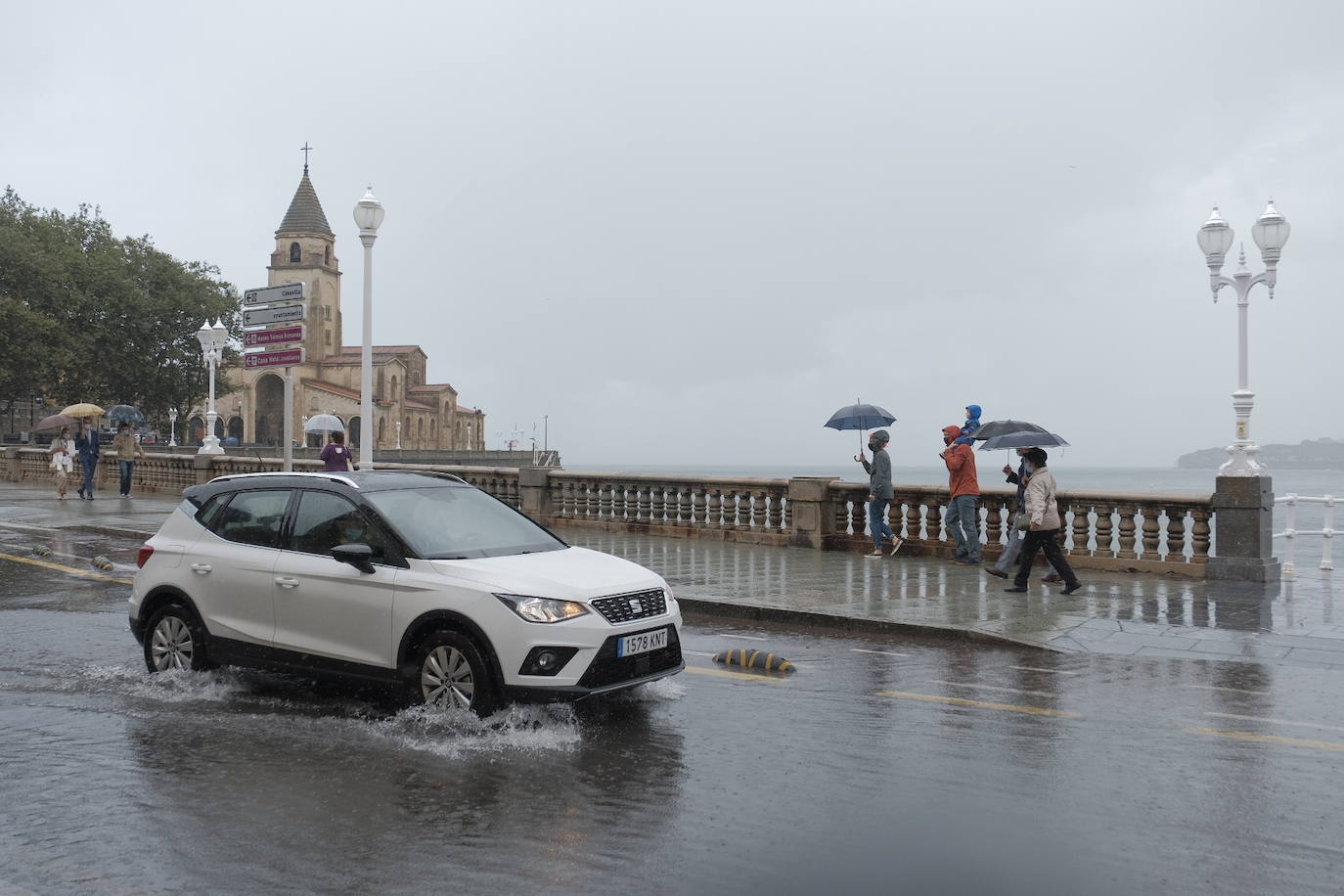 Una tromba de agua sorprendió a cuantos disfrutaban del domingo por Gijón