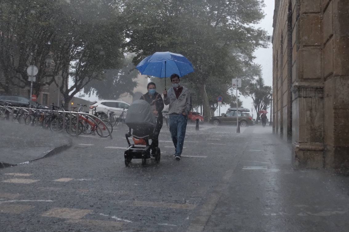 Una tromba de agua sorprendió a cuantos disfrutaban del domingo por Gijón