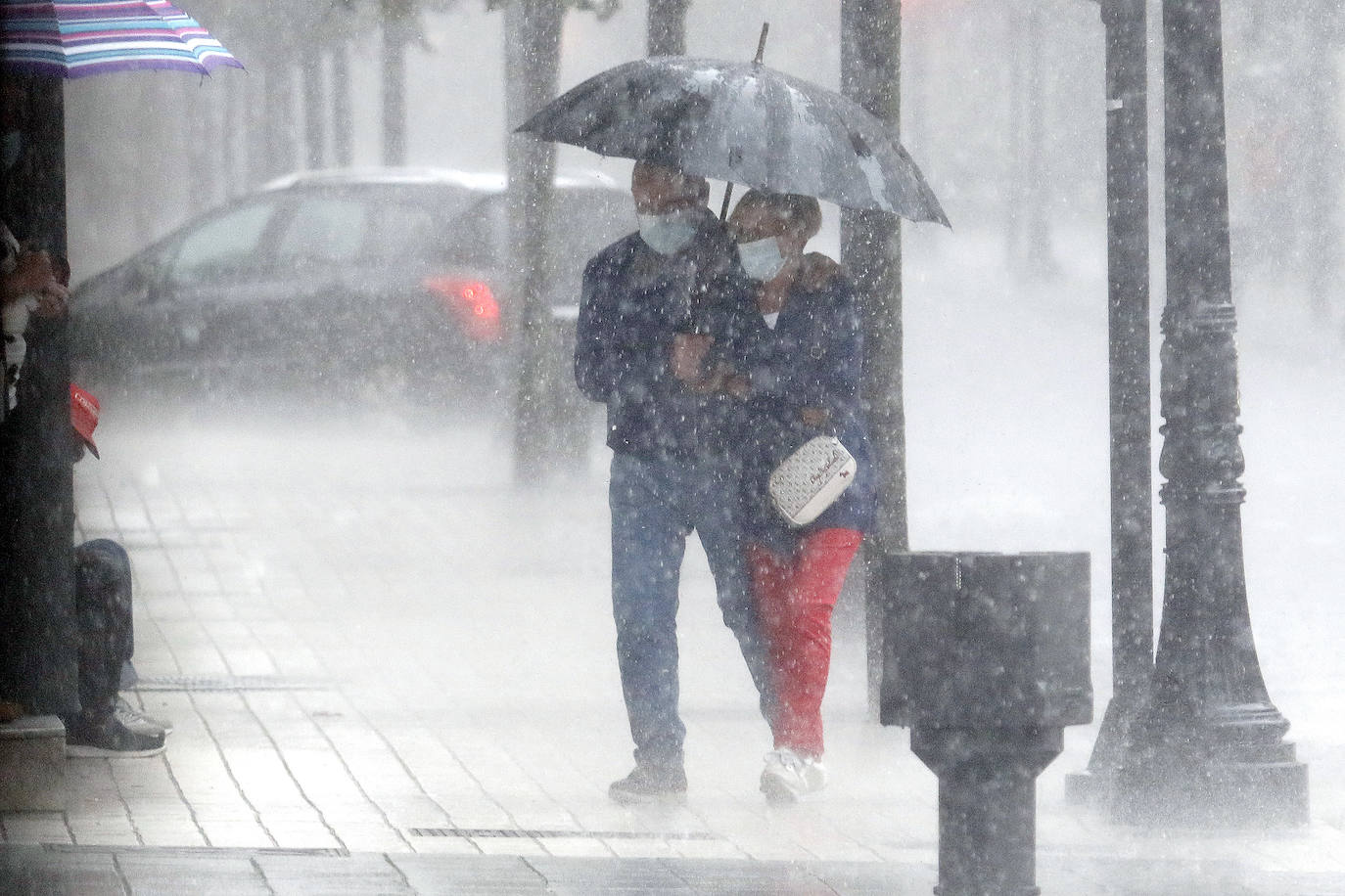 Una tromba de agua sorprendió a cuantos disfrutaban del domingo por Gijón