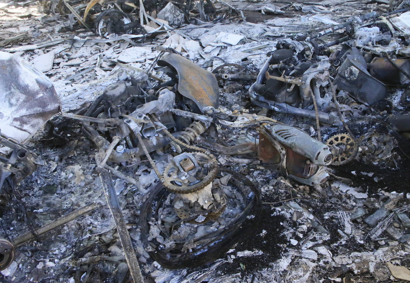 Tan solo la parte trasera de la gran estructura industrial se salvó casi intacta del incendio, sufriendo daños tan solo en el techo y la pared colindante al origen del fuego