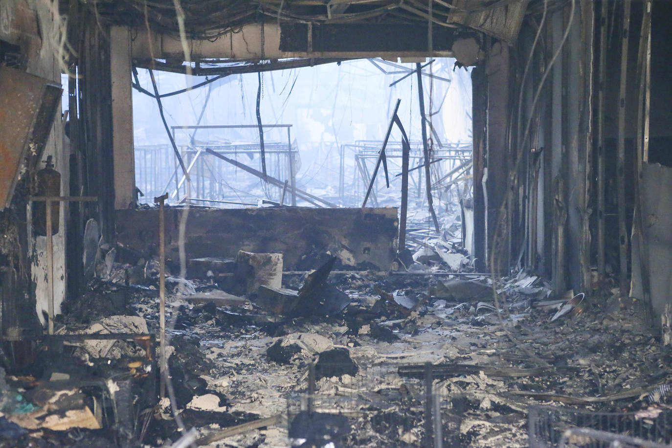 Tan solo la parte trasera de la gran estructura industrial se salvó casi intacta del incendio, sufriendo daños tan solo en el techo y la pared colindante al origen del fuego