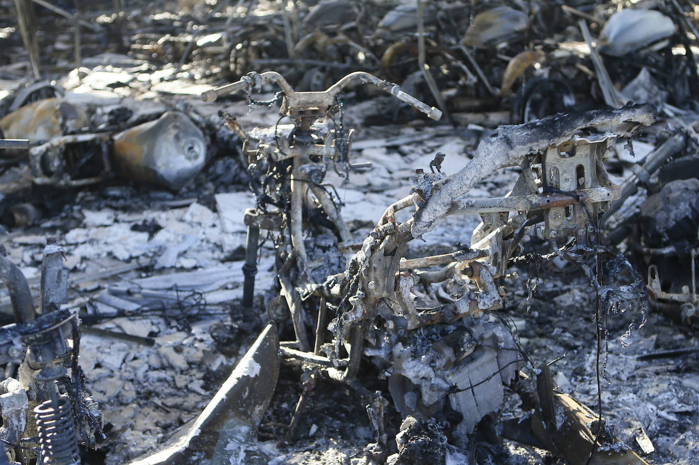 Tan solo la parte trasera de la gran estructura industrial se salvó casi intacta del incendio, sufriendo daños tan solo en el techo y la pared colindante al origen del fuego